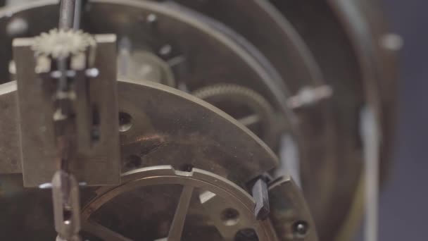 ティック トック機構の動き 歯車の回転 時計の印象的な時間 リンギング チャイミングを詳細に描写したアンティーク ヴィンテージ クロックの内部ビュー マクロ ショット — ストック動画