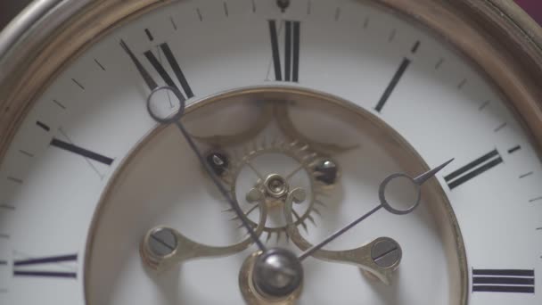 Plan macro d'une horloge vintage antique avec une représentation détaillée du visage de l'horloge, des aiguilles de l'horloge, de la roue dentée et du pendule . 