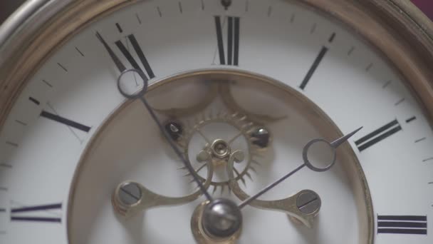 Makroaufnahme Einer Antiken Vintage Uhr Mit Einer Detaillierten Darstellung Des — Stockvideo