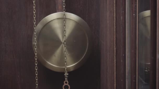 시계추 가동중인 빈티지 시계의 매크로 — 비디오