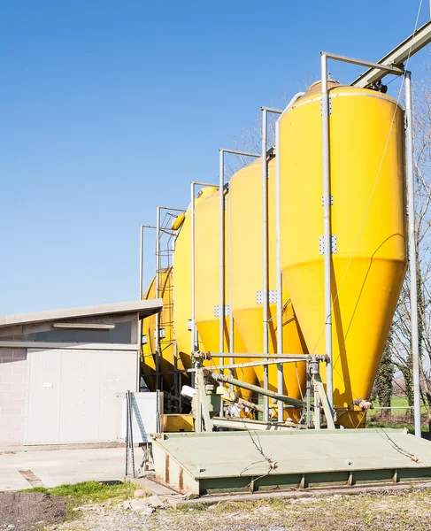 Silos para una granja de pollos . — Foto de Stock