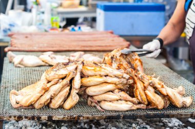 Izgarada pişmiş tavuk uyluk.