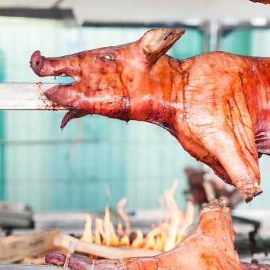 Kavrulmuş domuz leşleri pişmiş