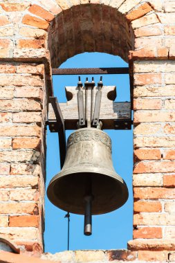Bir çan olan küçük çan kulesi 