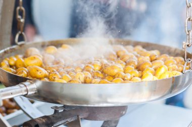 Yeni patates kızarmış İtalyan reçete ile bir tavada: patates salent