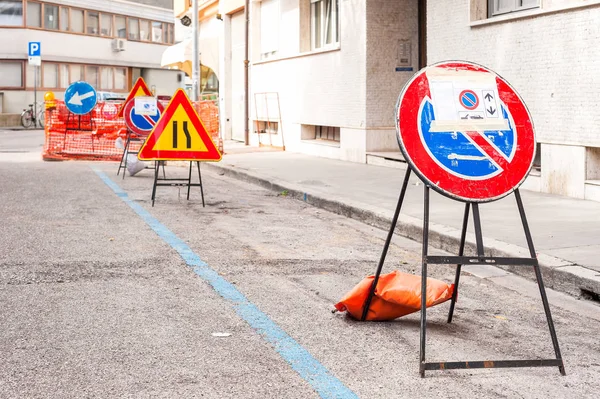 No hay poste de señal de aparcamiento para obras de carretera . —  Fotos de Stock