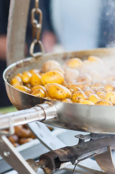 Las patatas nuevas fritas en la cacerola con la receta italiana: las patatas saladas — Foto de Stock