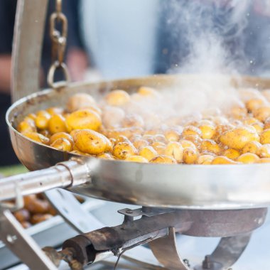 Yeni patates kızarmış İtalyan reçete ile bir tavada: patates salent