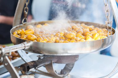 Yeni patates kızarmış İtalyan reçete ile bir tavada: patates salent