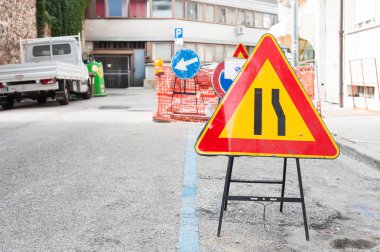 Yol işareti lane daralma..