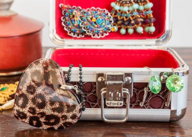 Kadın için kostüm takı