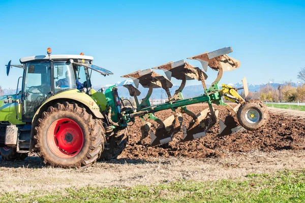 Traktor szántás egy mező — Stock Fotó