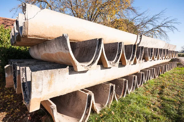 Elementos prefabricados de hormigón para canales de riego a la agricultura — Foto de Stock