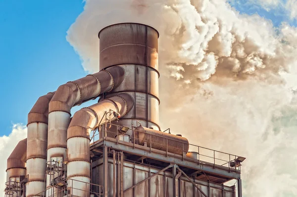 Old smokestack that emits smoke. — Stock Photo, Image