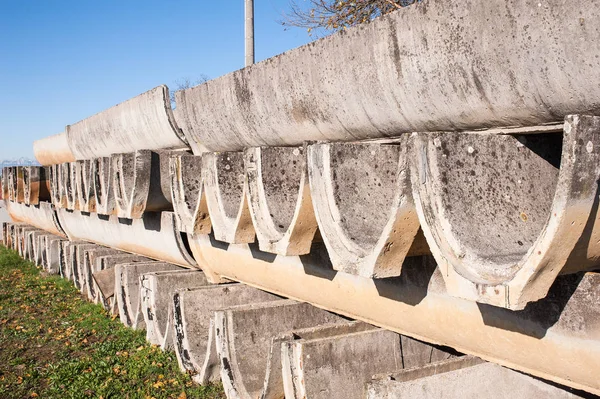 Попередньо використані бетонні елементи для зрошення каналів сільського господарства — стокове фото