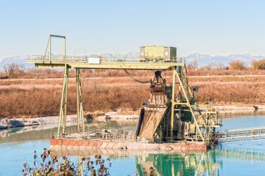 Çakıl çıkarma ile dolu bir taş ocağı için donatım