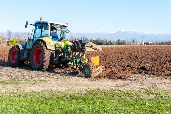 Traktor szántás egy mező — Stock Fotó