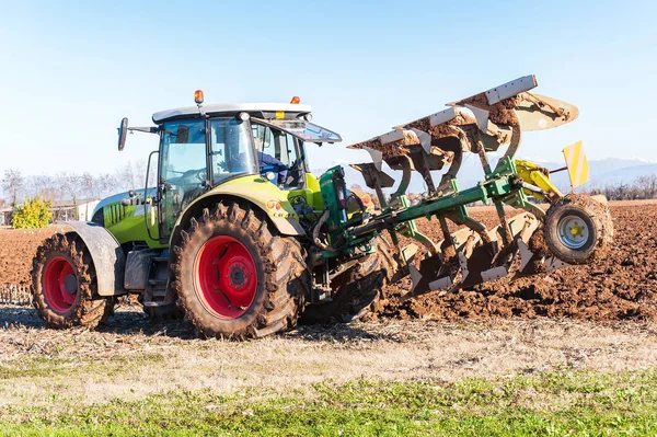 Traktor szántás egy mező — Stock Fotó