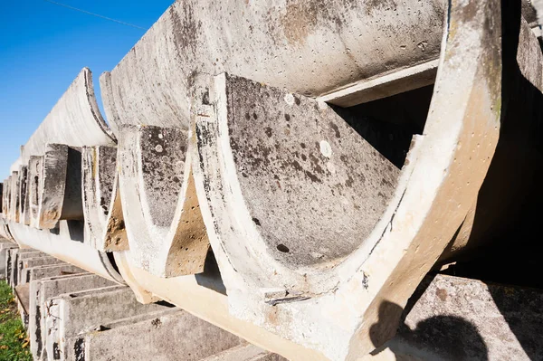 Попередньо використані бетонні елементи для зрошення каналів сільського господарства — стокове фото
