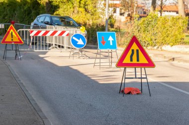 Yol işareti lane daralma..