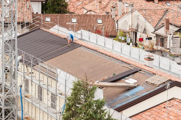 Workers in the construction of a roof. — Stock Photo, Image