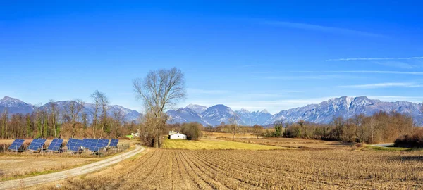 Rolnych zima panorama. Z elektrowni słonecznej. — Zdjęcie stockowe