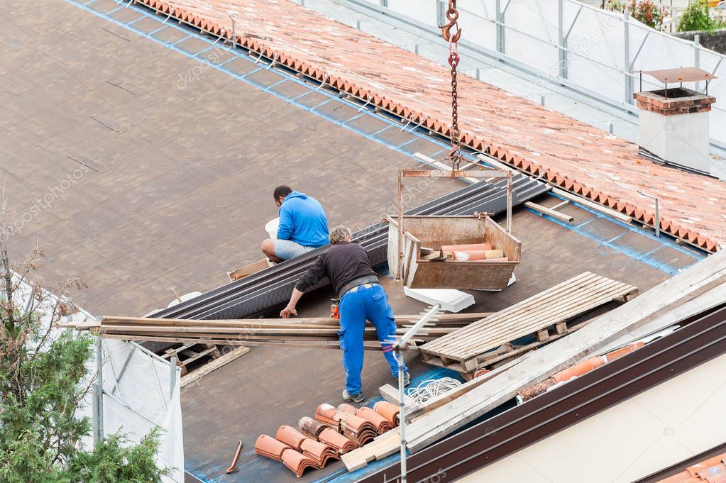 Workers in the construction of a roof.