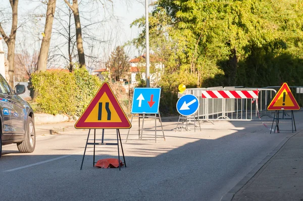 Panneau de signalisation rétrécissement de voie . — Photo