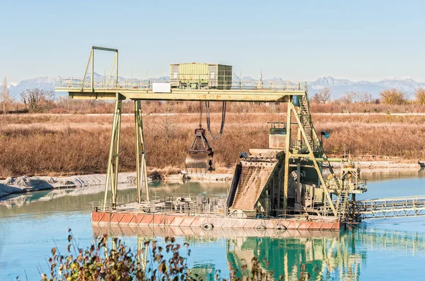 Équipement pour l'extraction de gravier d'une carrière remplie de — Photo