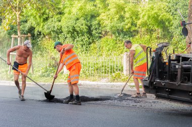 Yol yapımı, sanayi ve takım çalışması üzerine çalışan işçiler