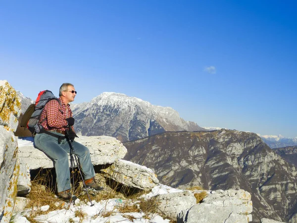 Homem com mochila na montanha — Fotografia de Stock