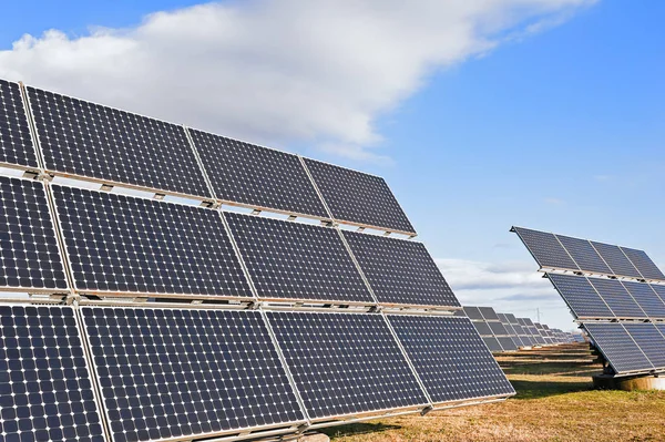 Usina de energia solar usando energia renovável com sol — Fotografia de Stock