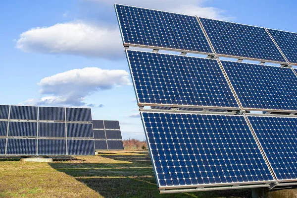 Pembangkit listrik tenaga surya menggunakan energi terbarukan dengan matahari — Stok Foto