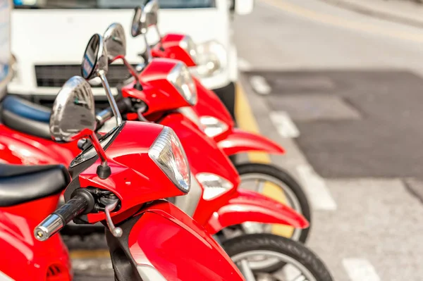 Scooter rossi parcheggiati in file . — Foto Stock