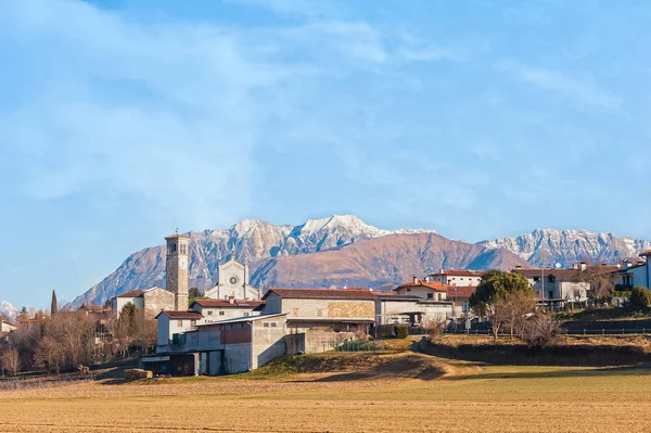 Dağlar ve mavi gökyüzü ile kırsal manzara. — Stok fotoğraf