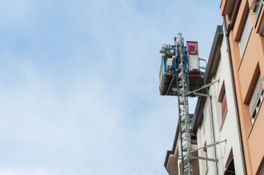 Duvarına bitişik Asansör İnşaat.