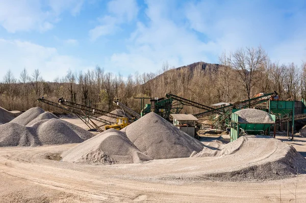 Gravel aggregate extraction. Machinery distribution and classifi — Stock Photo, Image