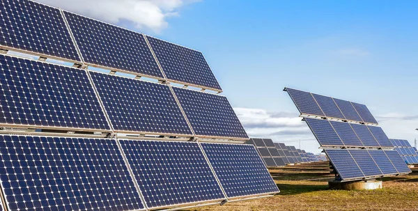 Солнечная электростанция с использованием возобновляемых источников энергии с солнцем — стоковое фото