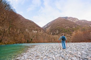Fiyatı bir nehir kıyısında. Dağ doğru yürüyüş.