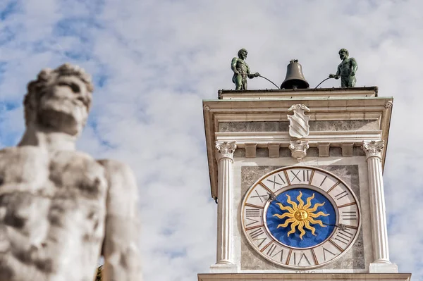 Torre del reloj con campana. Torre del siglo 15 . — Foto de Stock