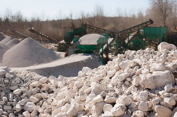 Stapel van grind-rock. Vaag op de achtergrond machines voor quarry. — Stockfoto