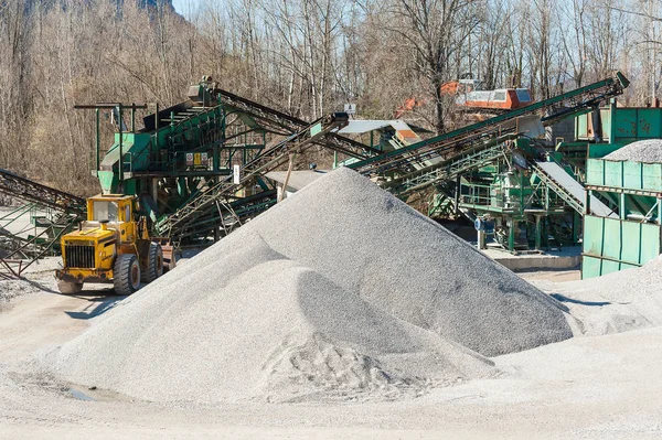 Gravel aggregate extraction. Machinery distribution and classifi — Stock Photo, Image