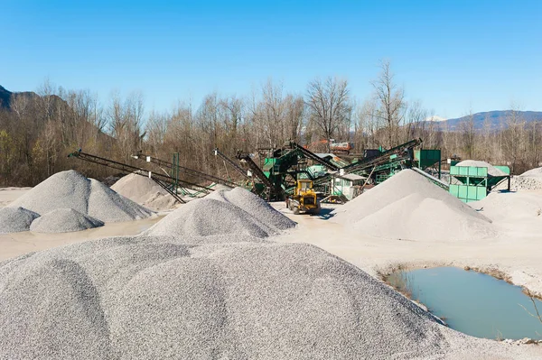 Gravel aggregate extraction. Machinery distribution and classifi — Stock Photo, Image