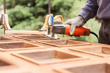 İş yerinde ile açısal Sander marangoz. 