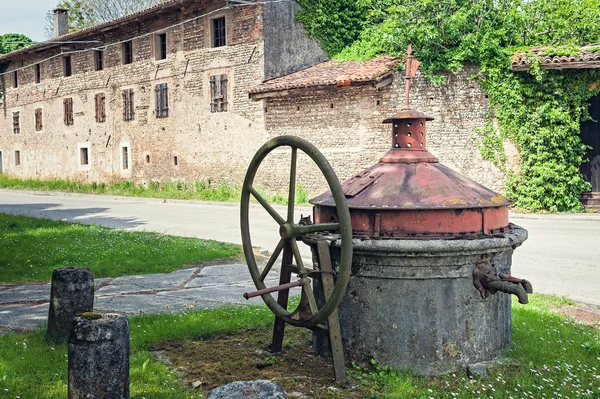 Antiguo pozo cubierto con bomba de mano . — Foto de Stock