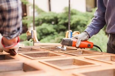 İş yerinde ile açısal Sander marangoz. 