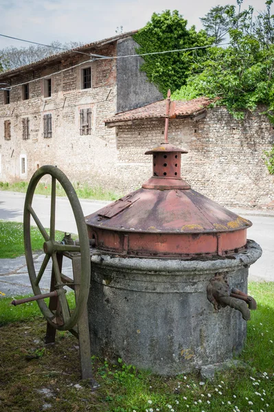 Starzy dobrze pokryte pompa ręczna. — Zdjęcie stockowe