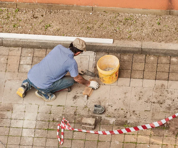 Bricklayer at work laying stone blocks. — Stock Photo, Image