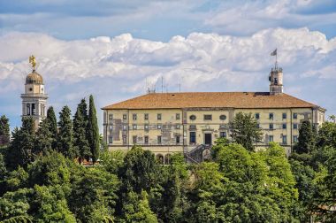 Udine kale ve çan kulesi üzerinde altın melek.