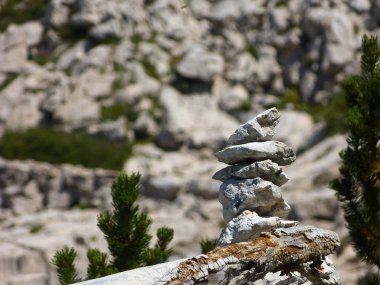 Taşlar cairn işareti .